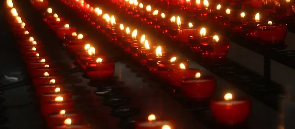 Świece wotywne w kościele